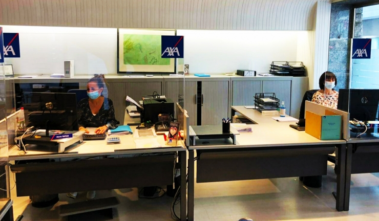 Empleades de l'oficina d'Andorra la Vella, amb les mesures sanitàries adients per treballar.